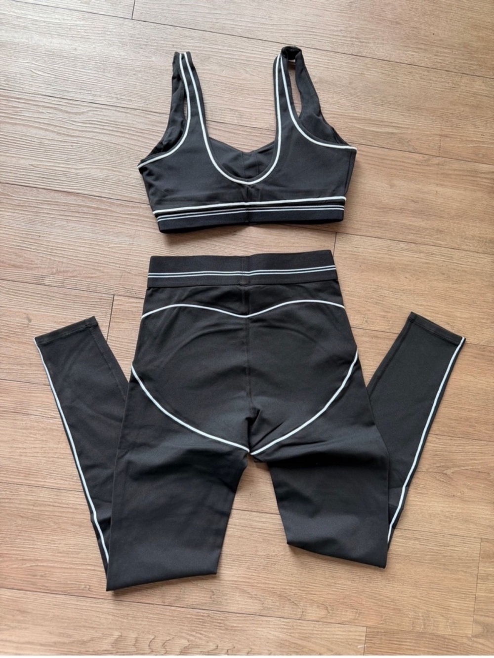 ✅ ALO YOGA Black & White Sports Bra and Leggings Set - Picture 3 of 3